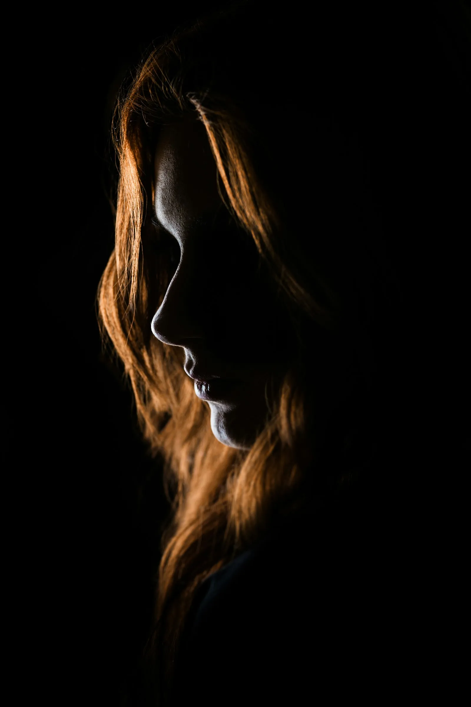 Retrato de perfil con luz cálida