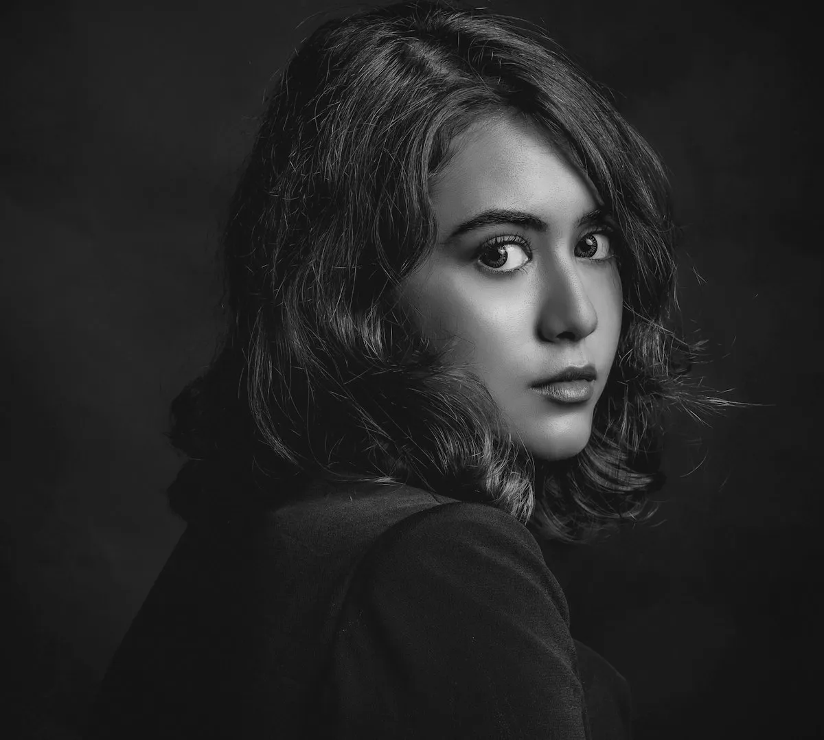 Retrato en blanco y negro, mirada sobre el hombro
